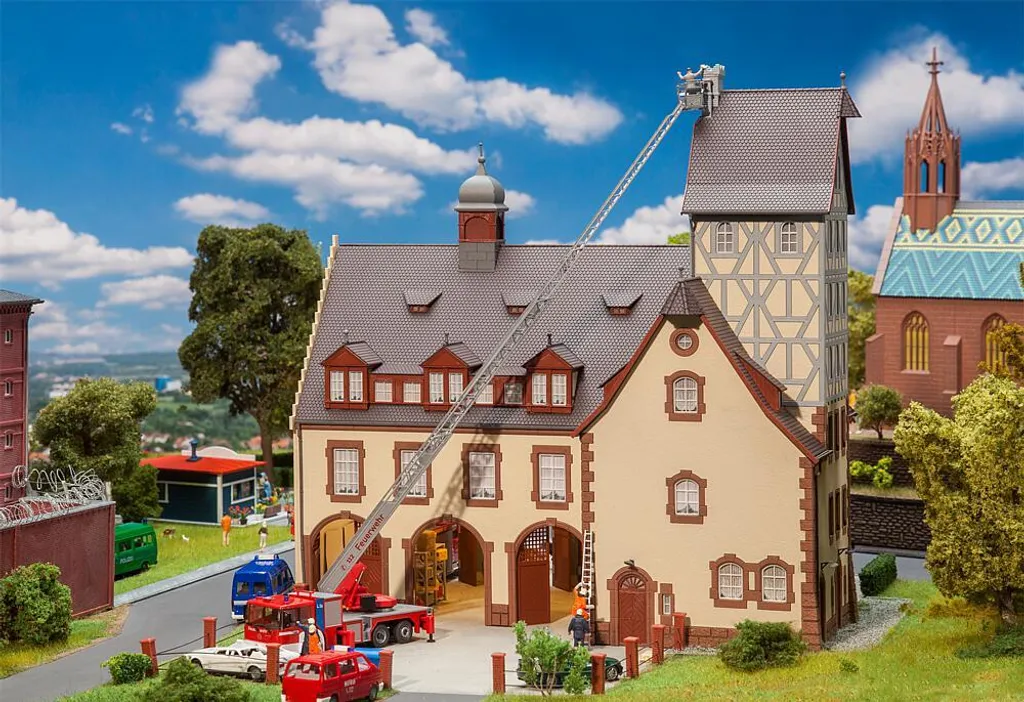 Décor de ville pour train électrique HO Caserne de pompiers Faller 130163 - 2
