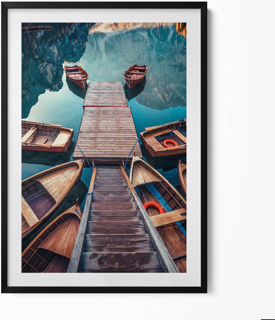 Brücke und Pragser Wildsee– Wandbild mit Rahmen – Gerahmtes Bild – Wanddekoration – 70x100 cm – Schwarz Rahmen