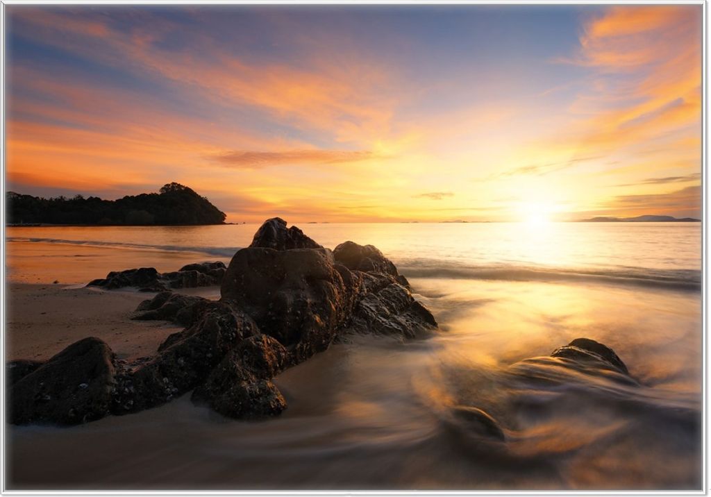 Wallario Wandbild Sonne über dem Meer mit Felsenlandschaft, Größe: 70,30 x 100,30 cm, Poster mit weißem Kunststoffrahmen