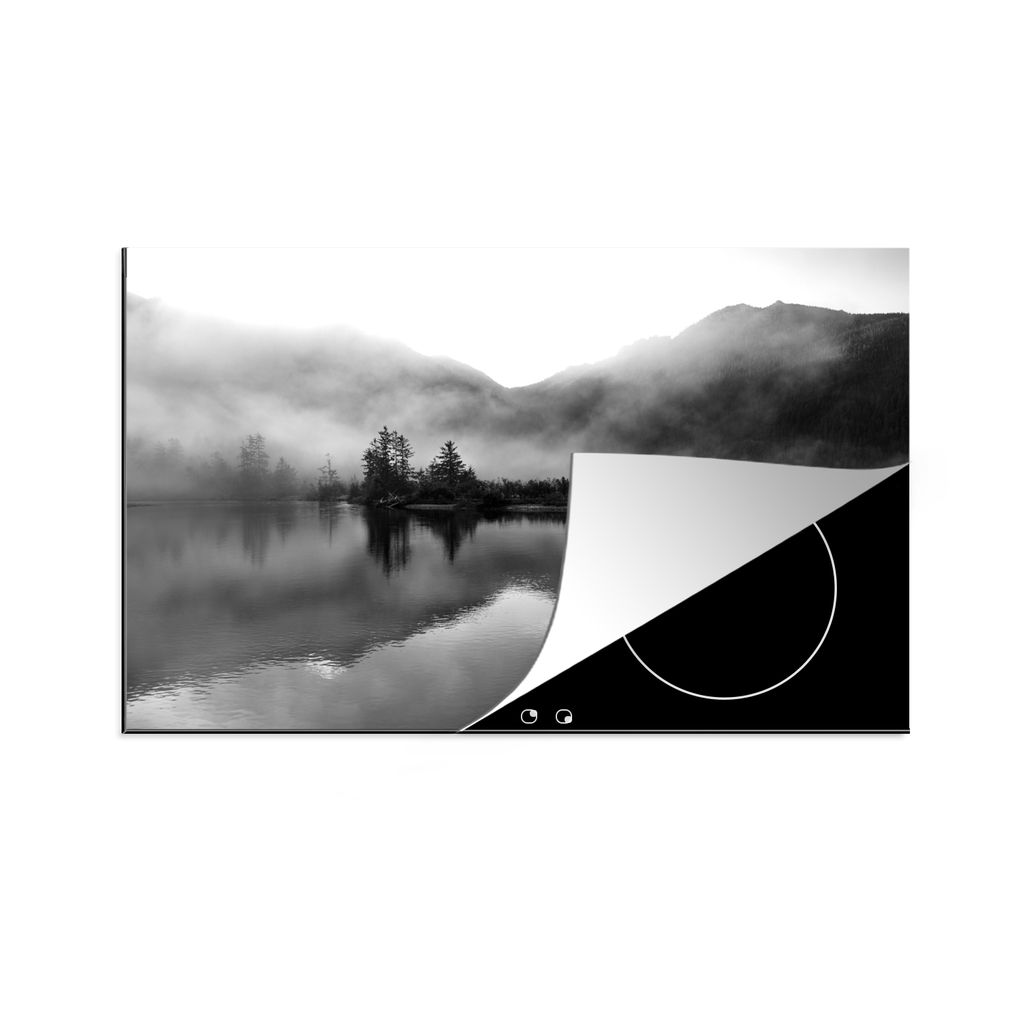 KitchenYeah Herdabdeckplatte Reflexion von Nebel, Bäumen und Bergen im Wasser - schwarz und weiß , 85x52cm, Küche Deko, Glaskeramikkochfeld He...