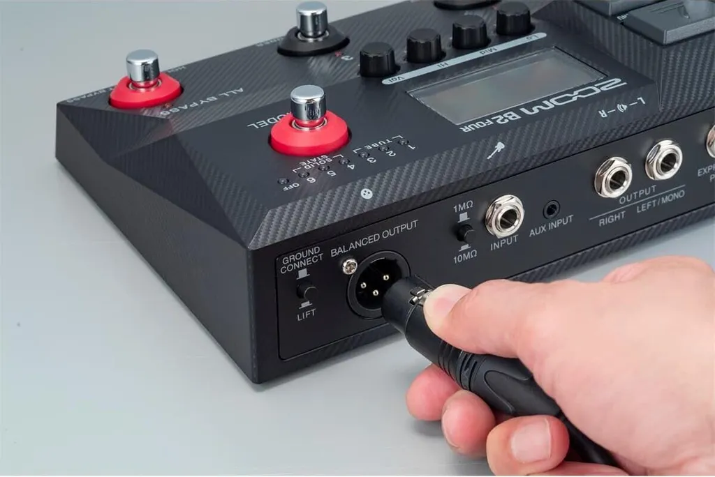 Zoom B2 FOUR Station de Travail pour Basse Idéale pour Scène et Studio