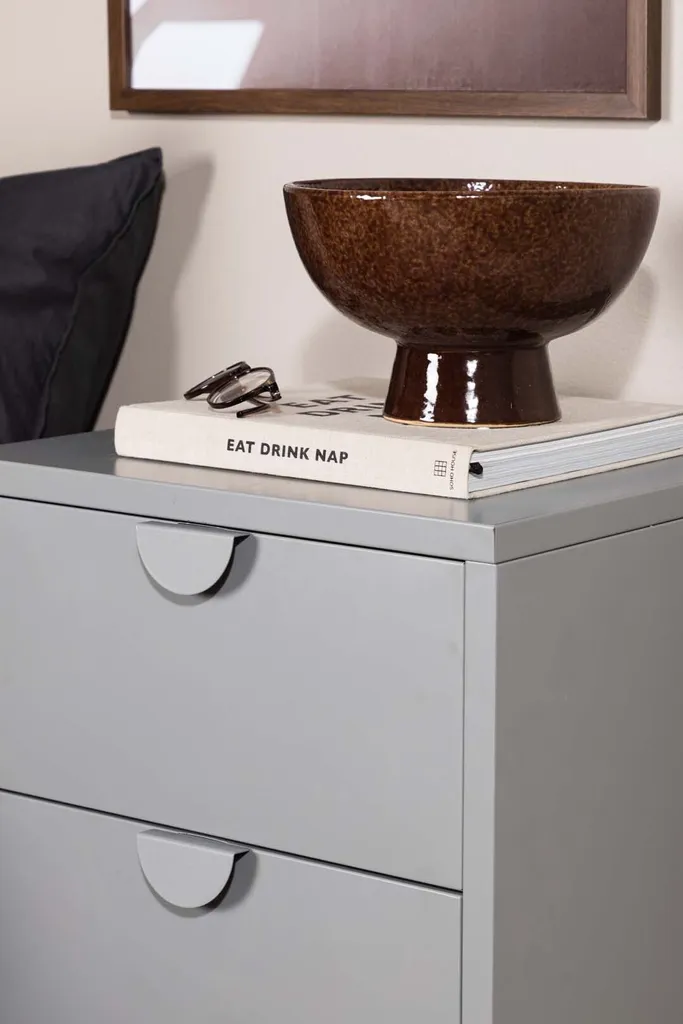 Table de nuit grise 2 tiroirs Piring en bois avec finition gris clair - 4