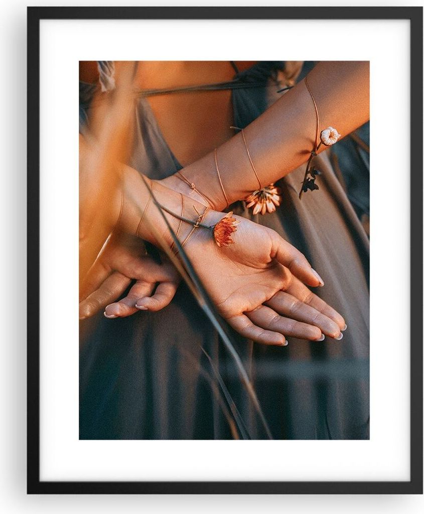 Gerahmtes Poster - Schwarzer Rahmen - Frau Hände Wiese - 40x50 cm - Wand Bild - Wanddeko - Wandbilder - Kunstposter - Wandposter - Bilderrahmen - ...
