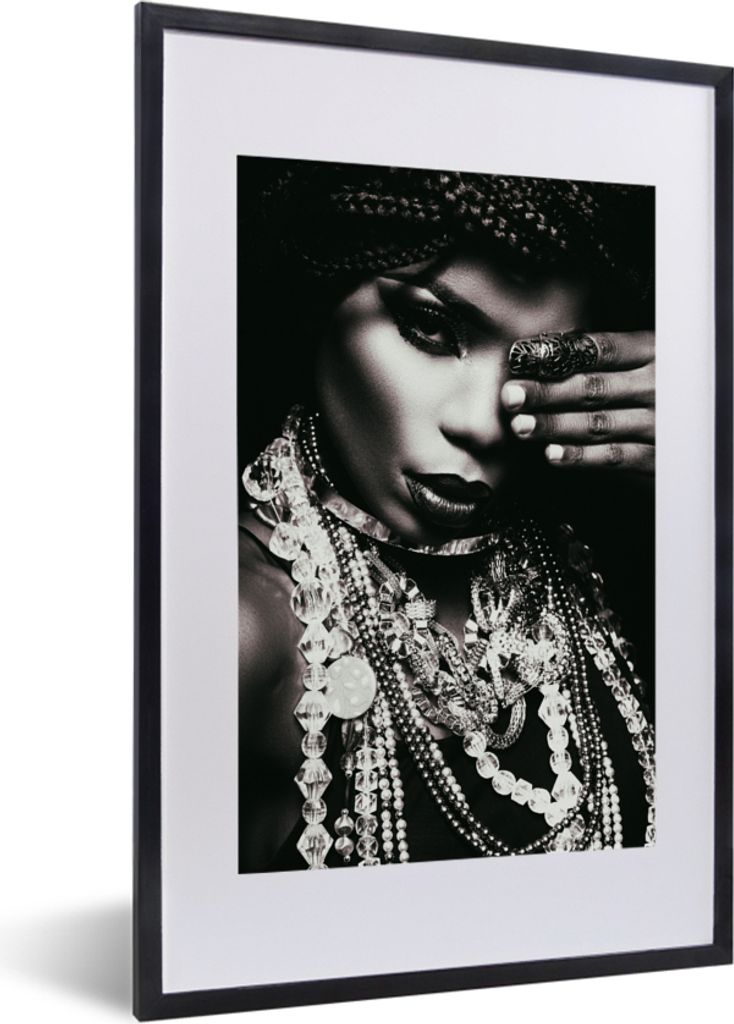 MuchoWow MuchoWow Gerahmtes Poster Frau - Schmuck - Ring - Make up - Schwarz - Weiß - Kette 40x60 cm - Poster mit zchwarzem Bilderrahmen - Pos...