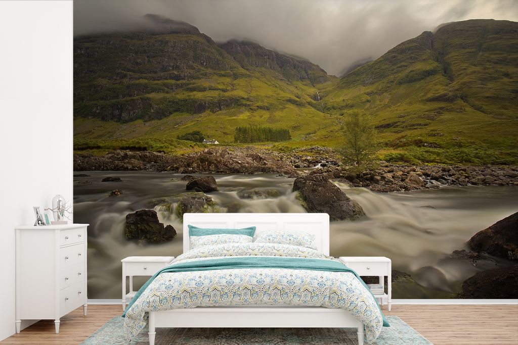 MuchoWow Fototapete für Wohnzimmer oder Schlafzimmer Wandtapete Vinyl Motivtapete Wilder Fluss im Grünen in Glen Coe - 450x300 cm - Gemusterte