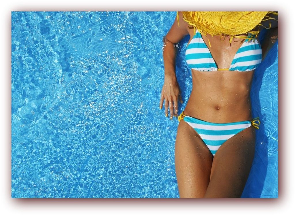 XXL Poster 100 x 70cm (SF208) holliday relax, sexy Beauty Schönheit mit hut, Pool, Wasser blau, Bikini gestreift (Lieferung gerollt!)