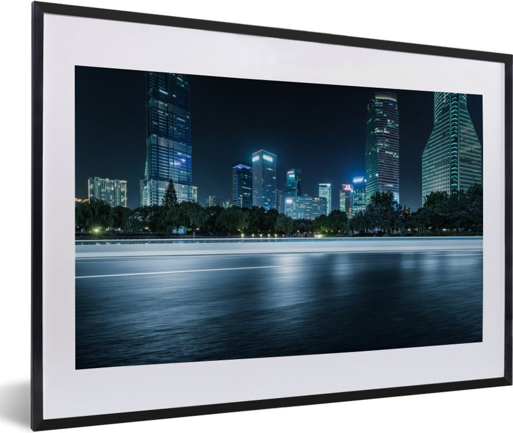MuchoWow Gerahmtes Poster Beleuchtete Wolkenkratzer in der Nacht von Shanghai 60x40 cm - Poster mit Schwarzem Bilderrahmen Wandposter Rahmen Foto...