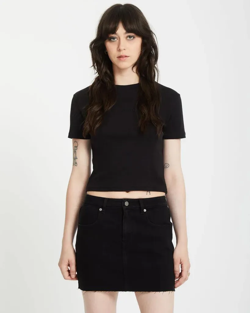 Volcomstone Tight Crop Noir XS : Le Haut Anti-Transpiration Chic et Pratique