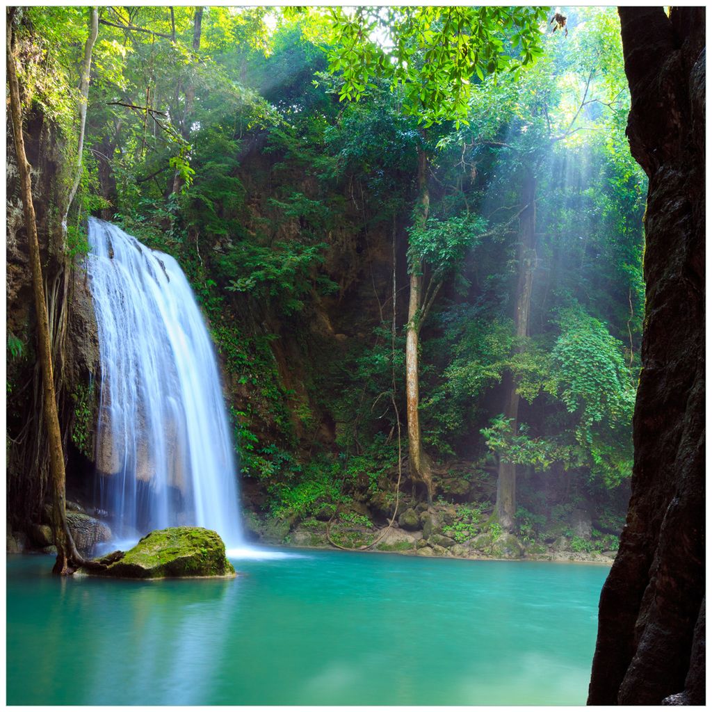 Wallario Premium Glasbild, freischwebende Optik, kräftige Farben, Größe 50 x 50 cm Motiv Wasserfall im Wald am See Idylle in Thailand