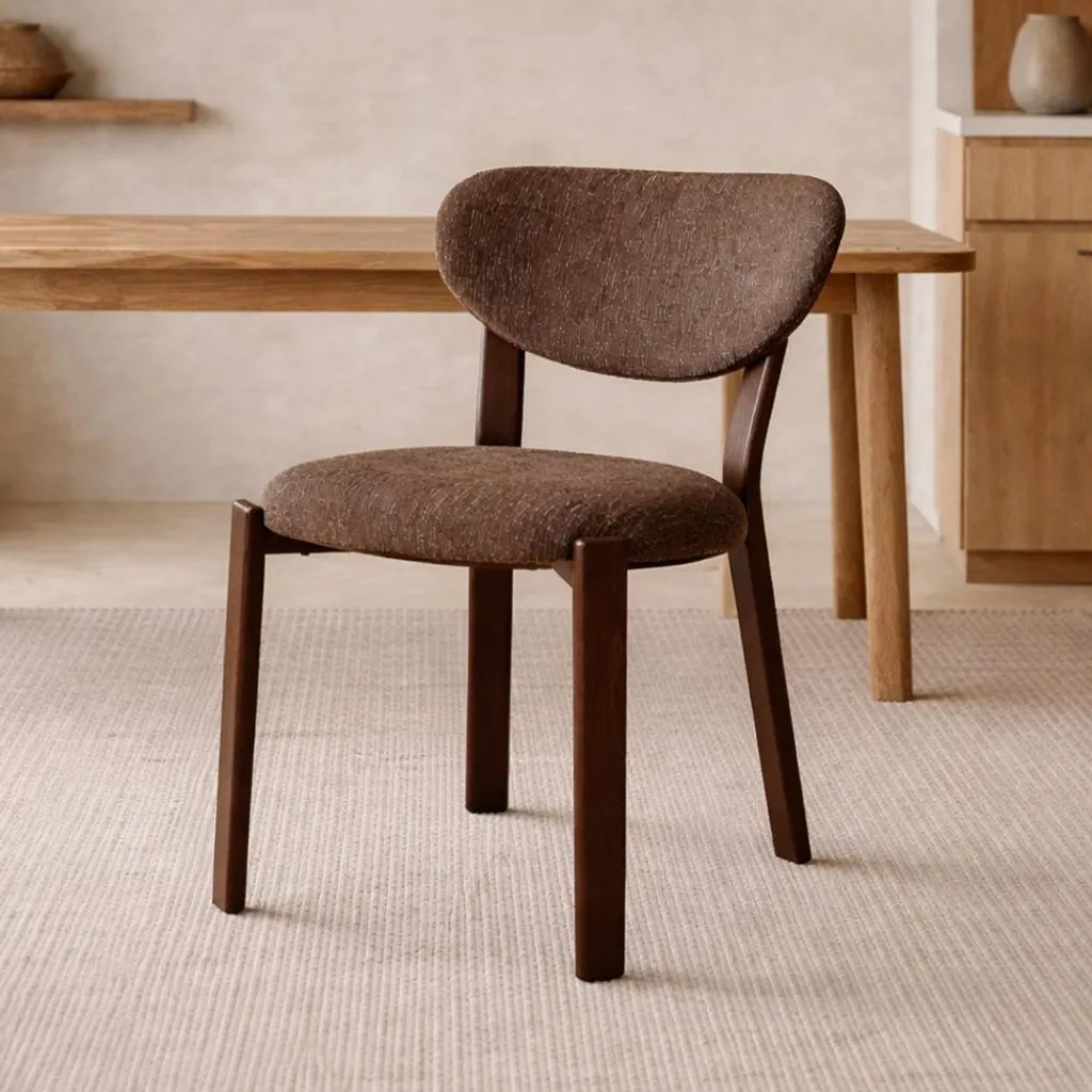 Chaise de salle à manger Japandi marron en tissu au design épuré Perast