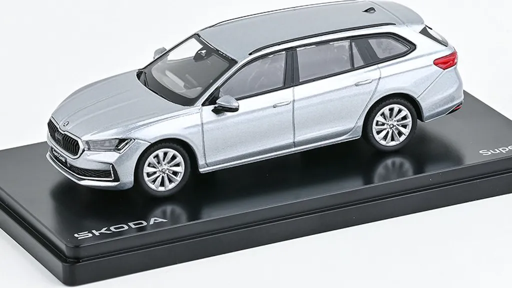 Skoda Superb IV Combi 2023 Silver Pebble Metallic ABREX 1:43 miniature