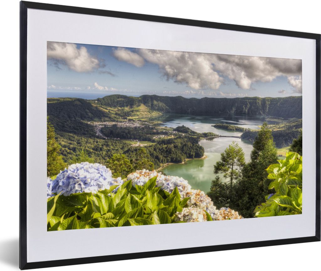 MuchoWow Gerahmtes Poster Ein Vulkankrater auf den Azoren 60x40 cm - Poster mit Schwarzem Bilderrahmen Wandposter Rahmen Foto Bilder - Schlafzimm...