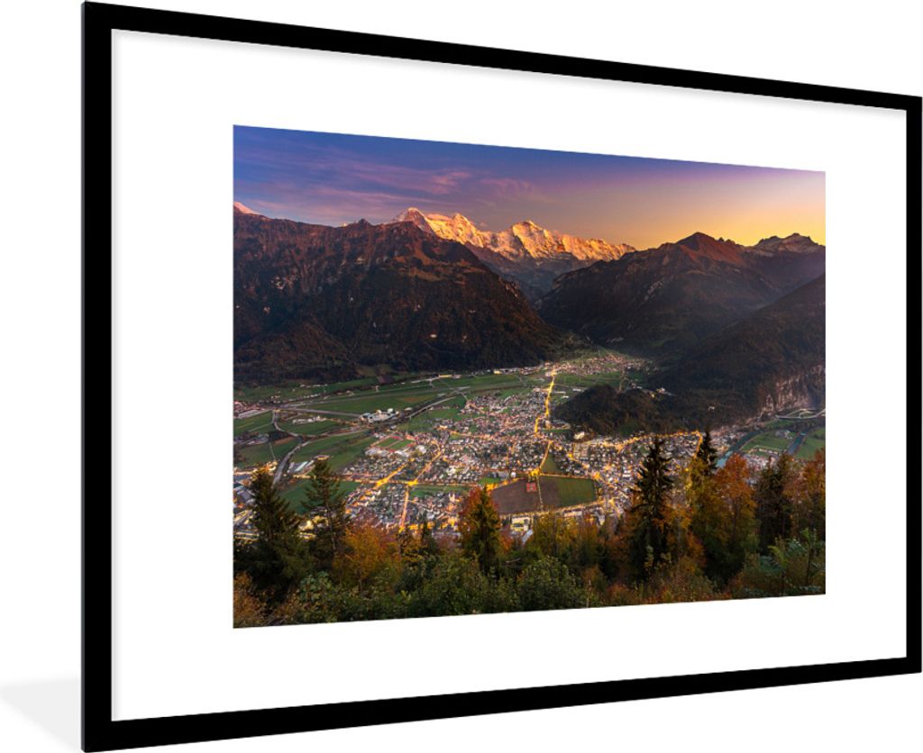 MuchoWow Gerahmtes Poster Sonnenuntergang über der Schweizer Stadt Interlaken 90x60 cm - Poster mit Schwarzem Bilderrahmen Wandposter Rahmen Fot...