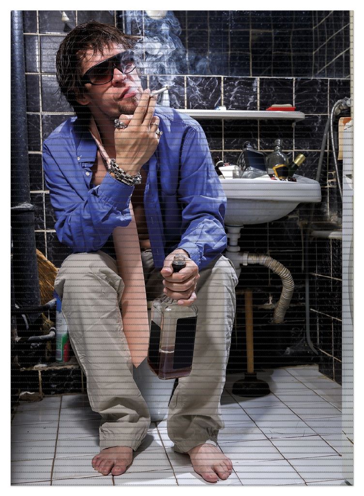 Wallario Duschmatte Antirutschmatte Badmatte Fußmatte Kloparty - Sexy Mann auf Toilette mit Zigarette, Größe ca. 90 x 65 cm