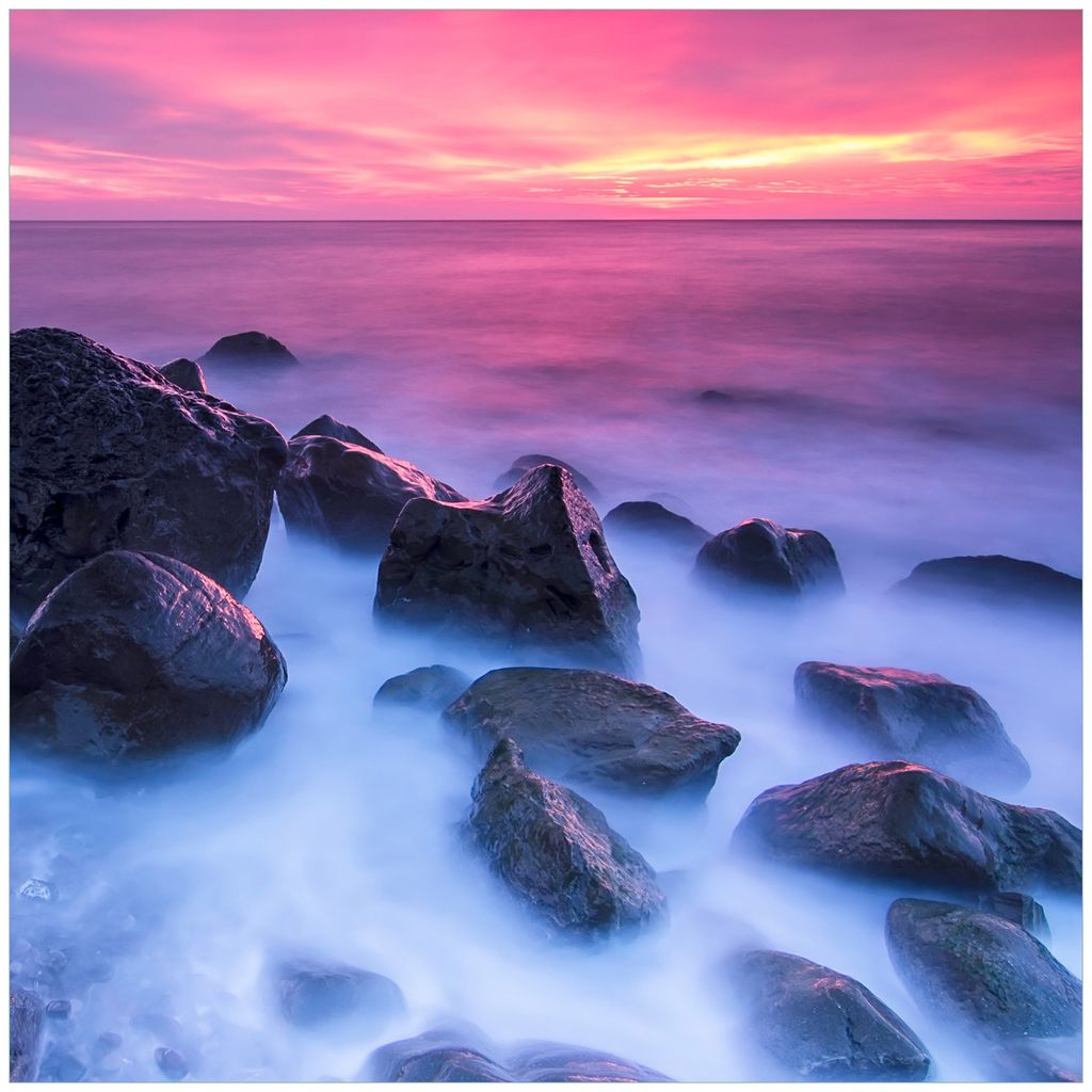 Wallario Premium Glasbild, freischwebende Optik, kräftige Farben, Größe 50 x 50 cm Motiv Felsen im Meer bei Sonnenuntergang