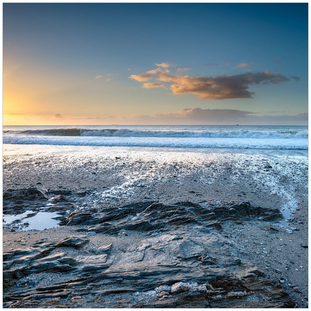 Wallario Premium Glasbild, freischwebende Optik, kräftige Farben, Größe 50 x 50 cm Motiv Einsamer Strand in Cornwall England
