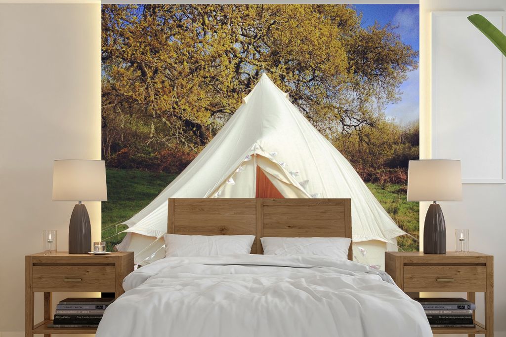 MuchoWow Fototapete für Wohnzimmer oder Schlafzimmer Wandtapete Vinyl Motivtapete Ein weißes Zelt auf einem Feld - 350x350 cm - Schlafzimmertapete