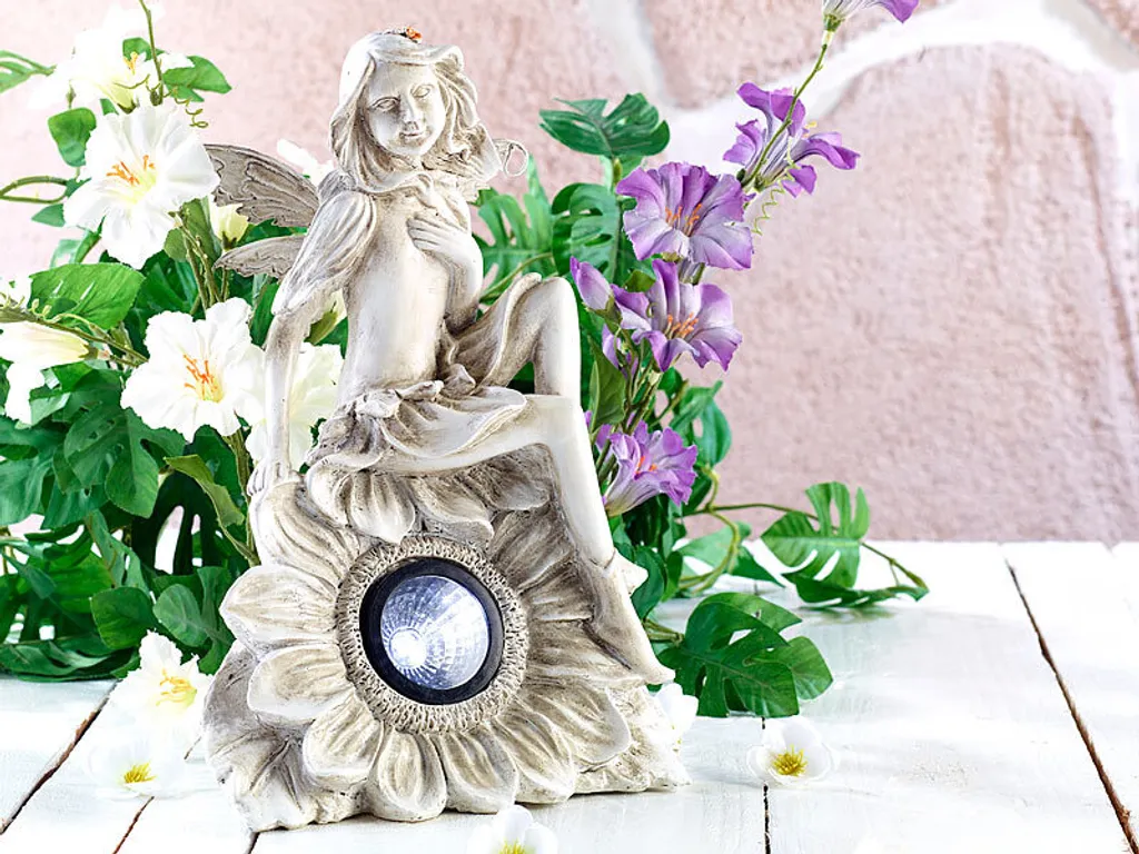 Aménager un jardin féerique avec cette statue solaire fée Lunartec LED