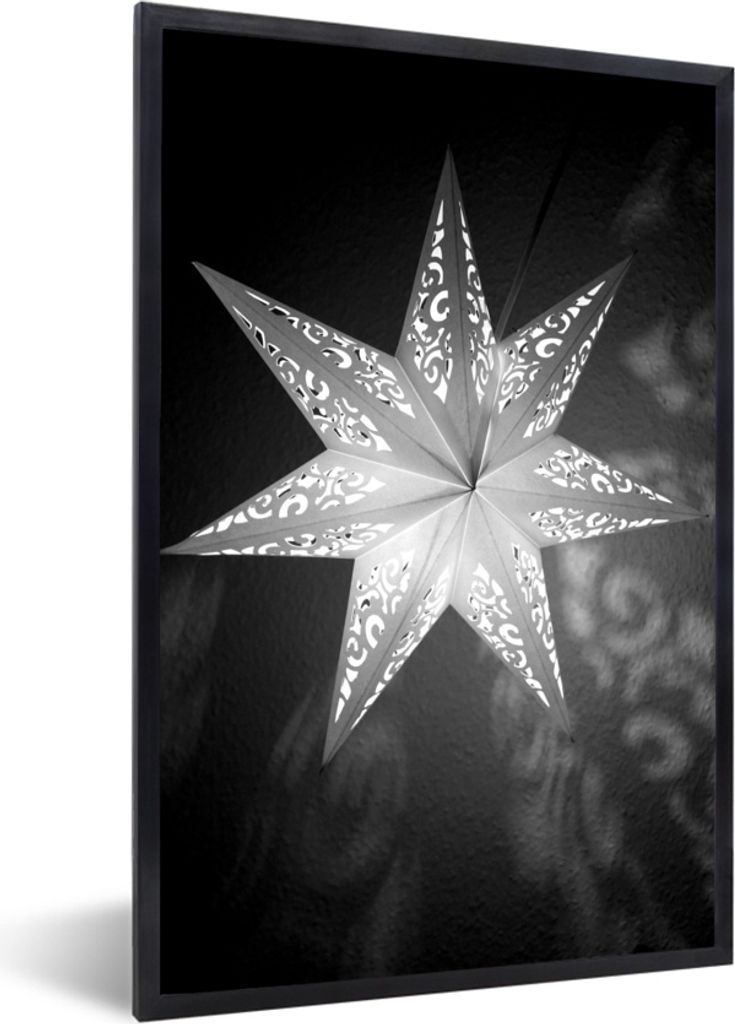 MuchoWow MuchoWow Gerahmtes Poster Ein beleuchteter Stern im Winter - schwarz und weiß 20x30 cm - Poster mit zchwarzem Bilderrahmen - Drucken ...