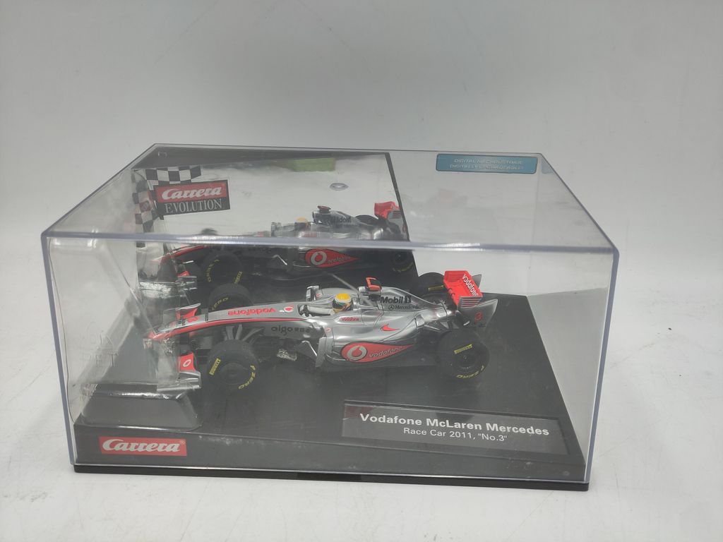 Carrera 20027394 - Evolution Vodafone McLaren Race Car 2011, No.3