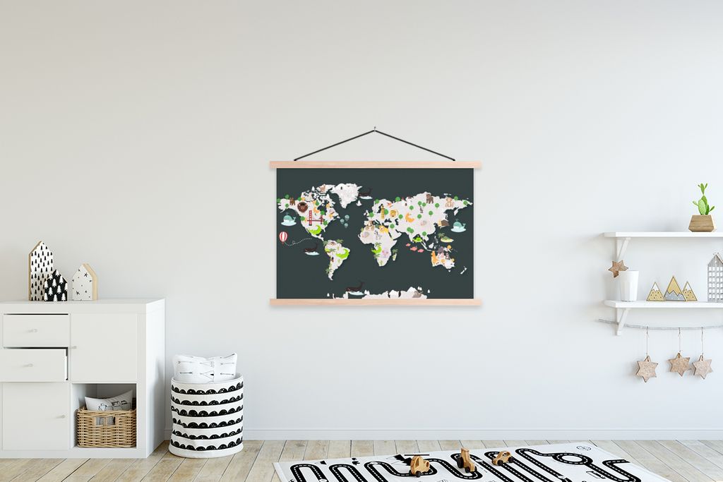 MuchoWow Textilposter Weltkarte - Kinder - Tiere 120x80 cm mit holzfarbenen Rahmen - Aufhängeset