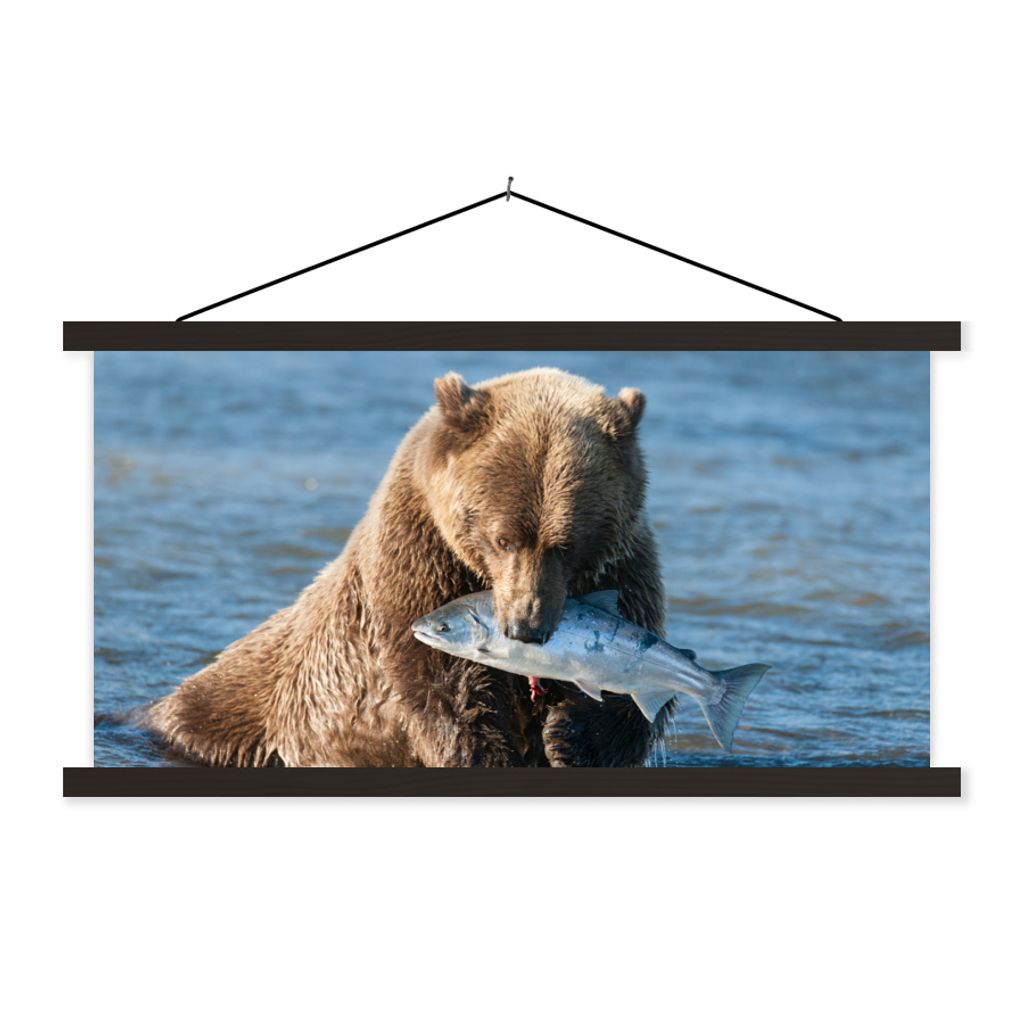 MuchoWow Textilposter Bär - Braun - Fisch 90x45 cm mit schwarzem Rahmen - Klemmleisten