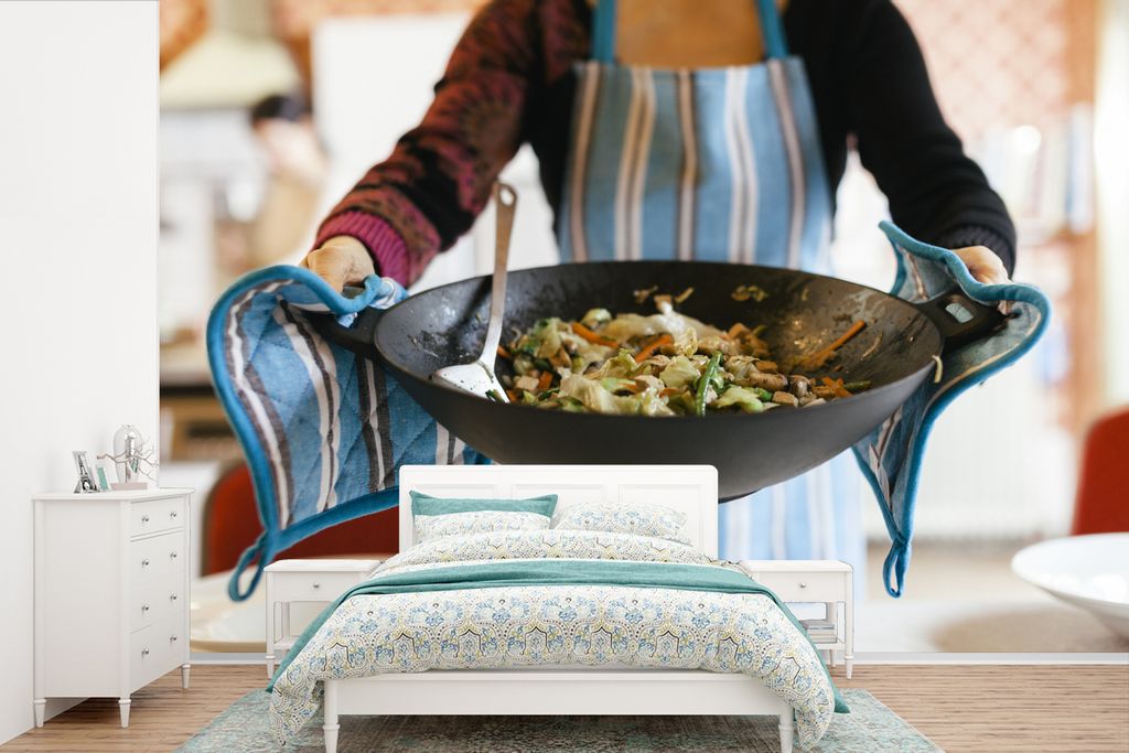 MuchoWow Fototapete für Wohnzimmer oder Schlafzimmer Wandtapete Vinyl Motivtapete Frau mit einer gefüllten Wok-Pfanne - 330x220 cm - Fototapeten