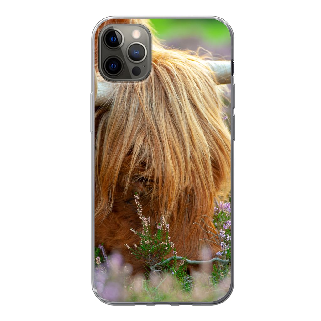 MuchoWow Handyhülle Schutzhülle Hülle für iPhone 12 Pro Max Schottischer Hochländer - Hörner - Heidekraut Silikon Softcase Handy Hülle - H...