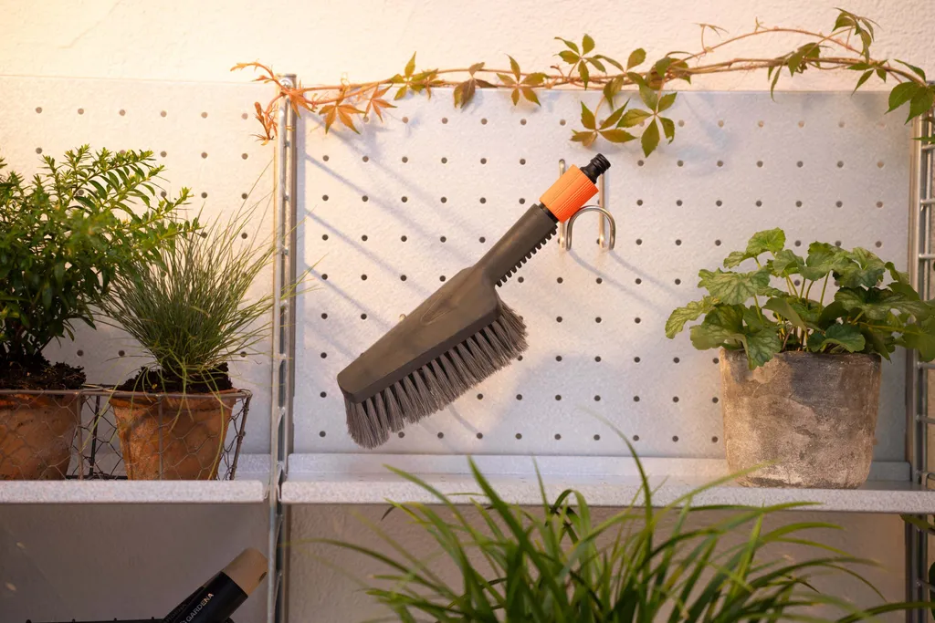 Brosse de lavage à main douce Cleansystem Gardena pour surfaces délicates - 10
