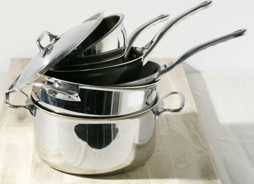 Petite casserole de cuisine 1,2L avec manche isolant et bord verseur net - 6