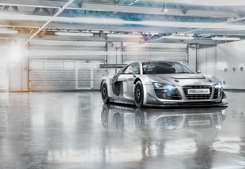 Komar Fototapete Audi R8 Le Mans Grau - 611035 - 368 x 254 cm