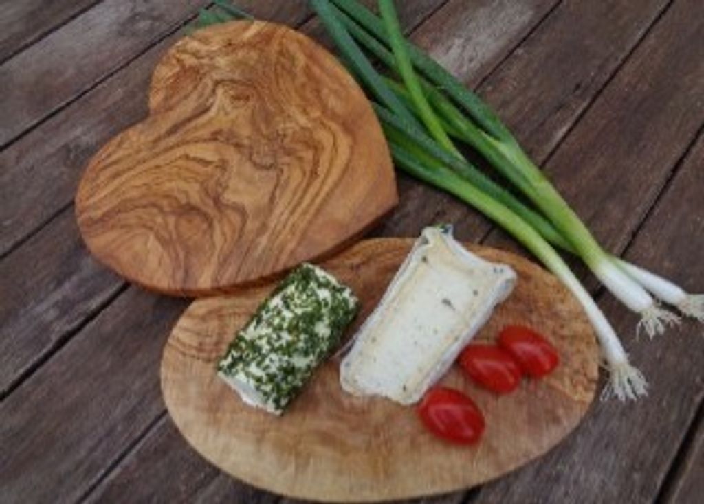 Frühstücksbrett Herzform aus Olivenholz – klein ca. 22 cm Produktbild 
