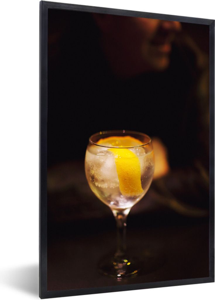MuchoWow Gerahmtes Poster Ein Gin Tonic mit etwas Zitrone 20x30 cm - Poster mit Schwarzem Bilderrahmen Wandposter Rahmen Foto Bilder - Drucken - ...