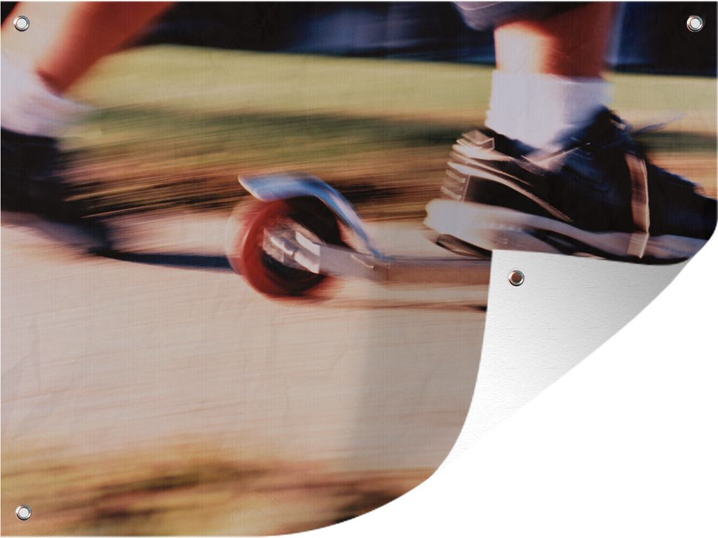 MuchoWow 40x30 cm Outdoor-Poster Gartendeko Sichtschutz Garten Poster für den Garten Aktionsbild eines Kindes auf einem Motorroller