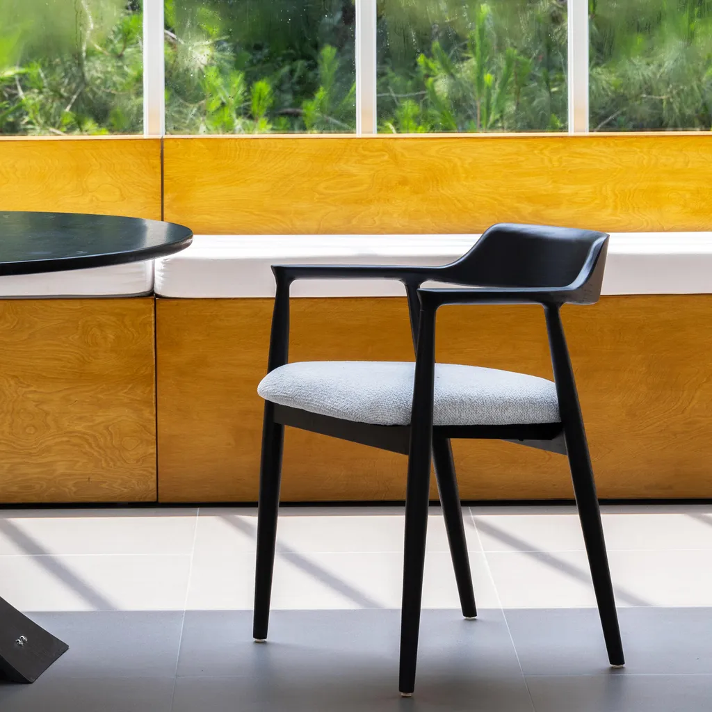 okwish Chaise de salle à manger avec accoudoirs et pieds fins noir