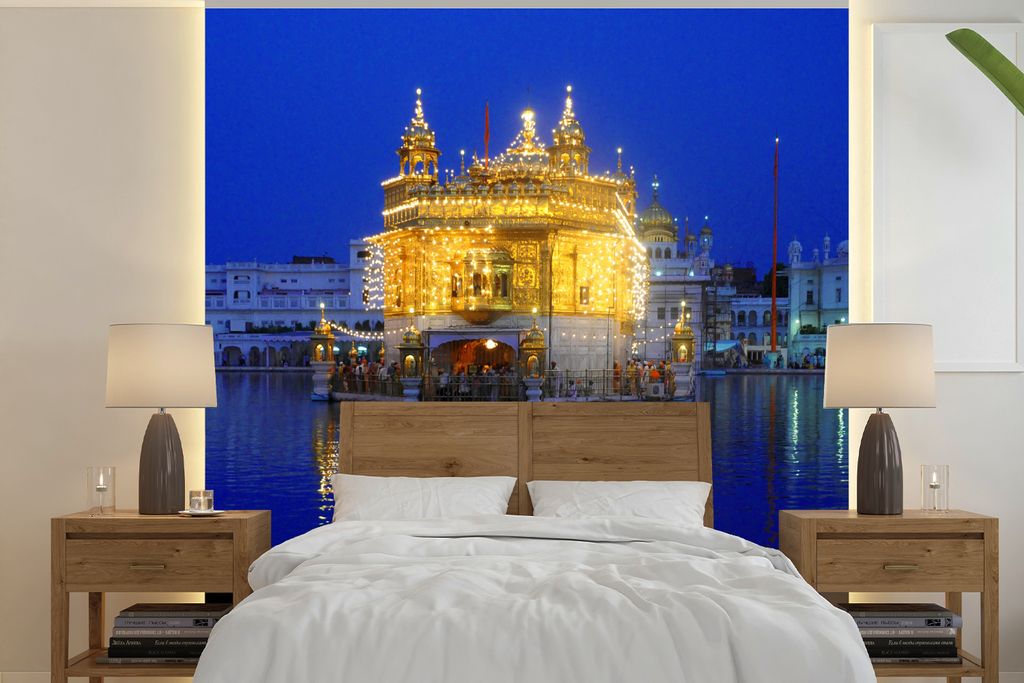 MuchoWow Fototapete für Wohnzimmer oder Schlafzimmer Wandtapete Vinyl Motivtapete Der beleuchtete Harmandir Sahib-Tempel am Abend - 300x300 cm -...