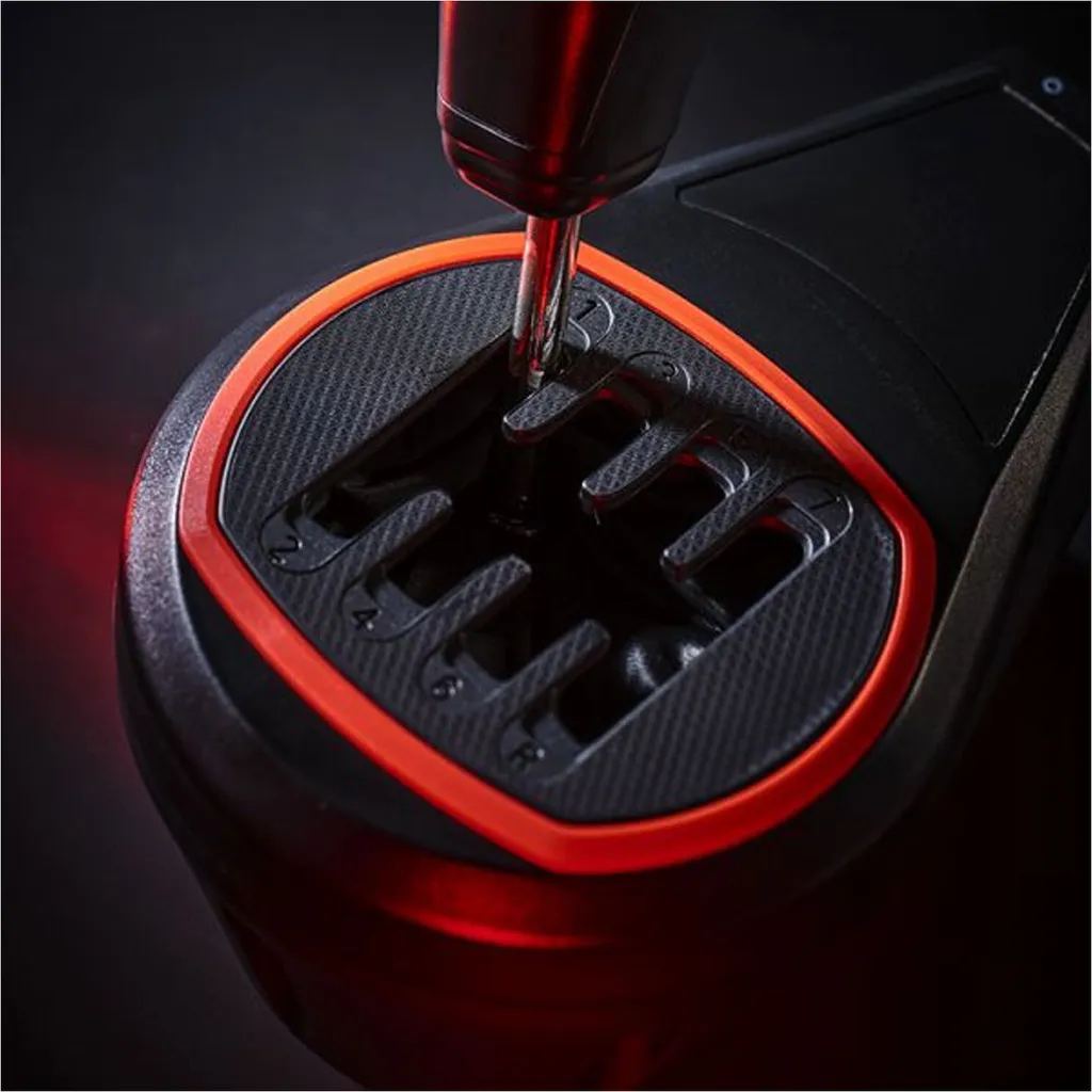 Manette filaire Thrustmaster sans latence : fini les pannes de batterie