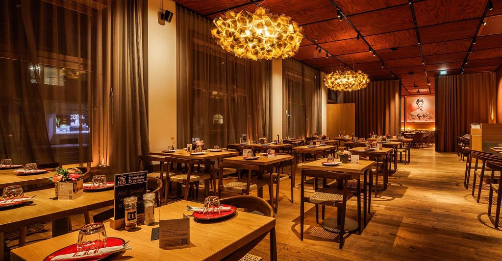 mydays Candle Light Dinner Deluxe für 2 in München; Erlebnis verschenken oder selbst erleben; Gutschein für 2 Person(en)