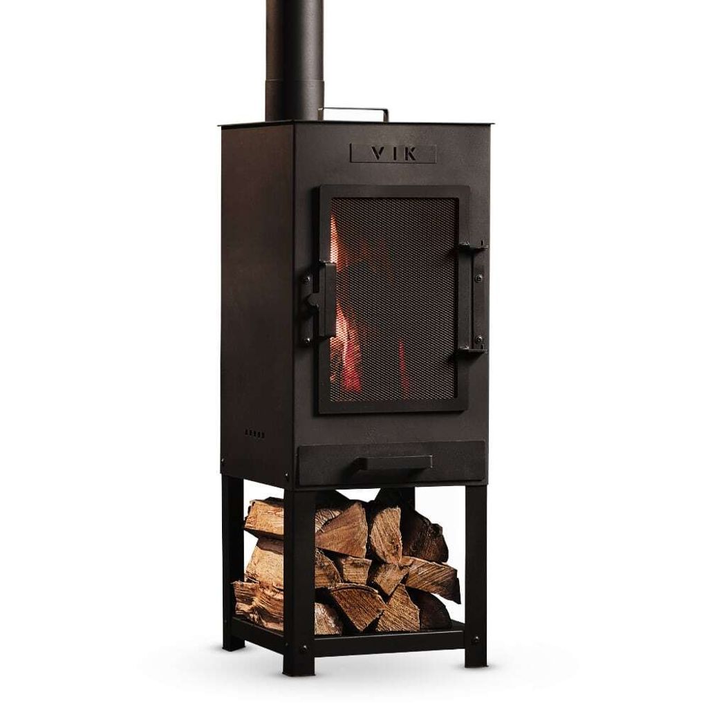 VIK Hera Gartenkamin Schwarz aus Stahl – Terrassenofen mit Schornstein, Grillrost & Wokring, Holzofen / Outdoor Kamin mit Holzlager für Garten