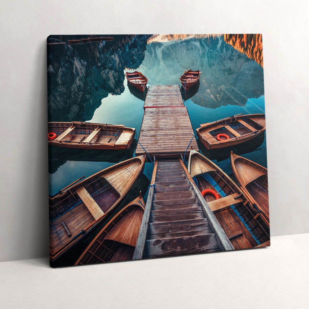 The pier and the Pragser Wildsee lake – Leinwandbild Wandbild – 60x60 cm – Leinwandbilder – Wandbilder – Schlafzimmer – Flur
