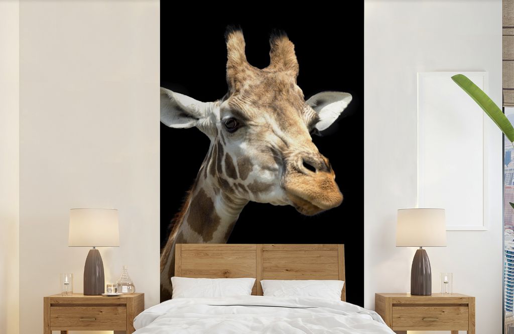 MuchoWow Fototapete für Wohnzimmer oder Schlafzimmer Wandtapete Vinyl Motivtapete Giraffenkopf für schwarzen Hintergrund - 120x240 cm - Hinterg...