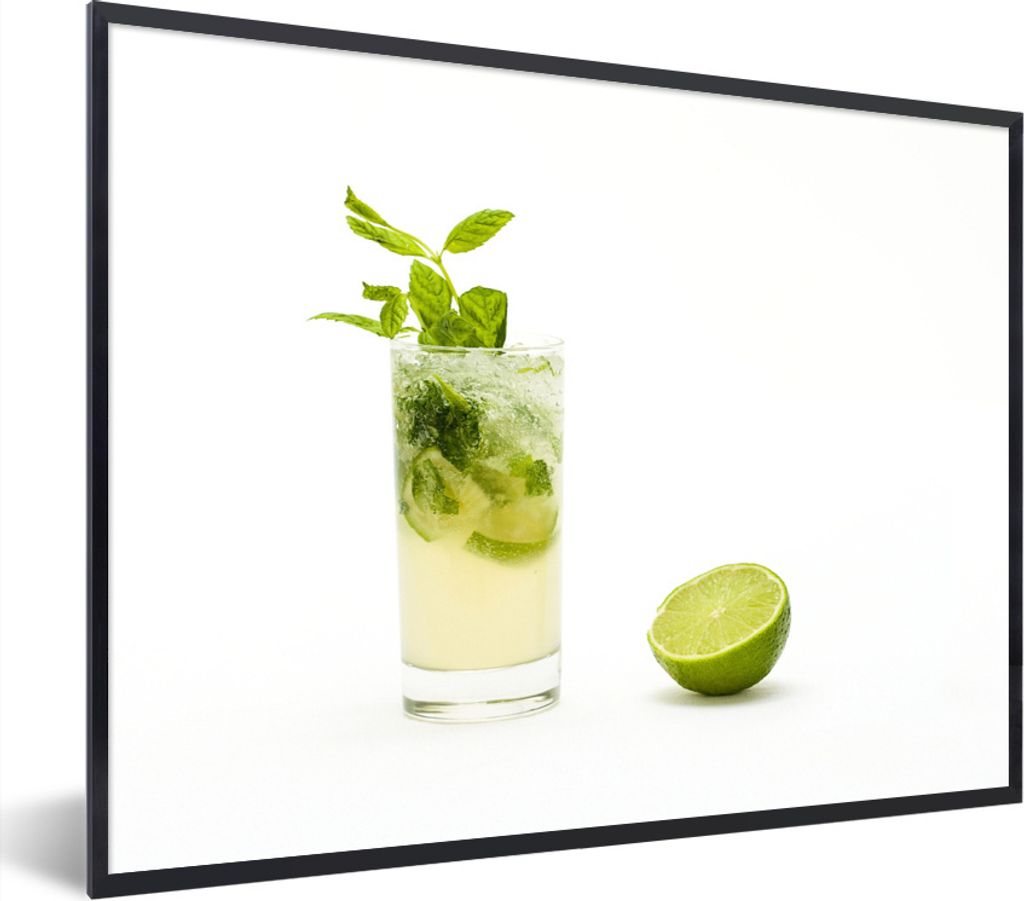 MuchoWow Gerahmtes Poster Mojito mit frischen Minzblättern und Limette auf zerstoßenem Eis 80x60 cm - Poster mit Schwarzem Bilderrahmen Wandpos...