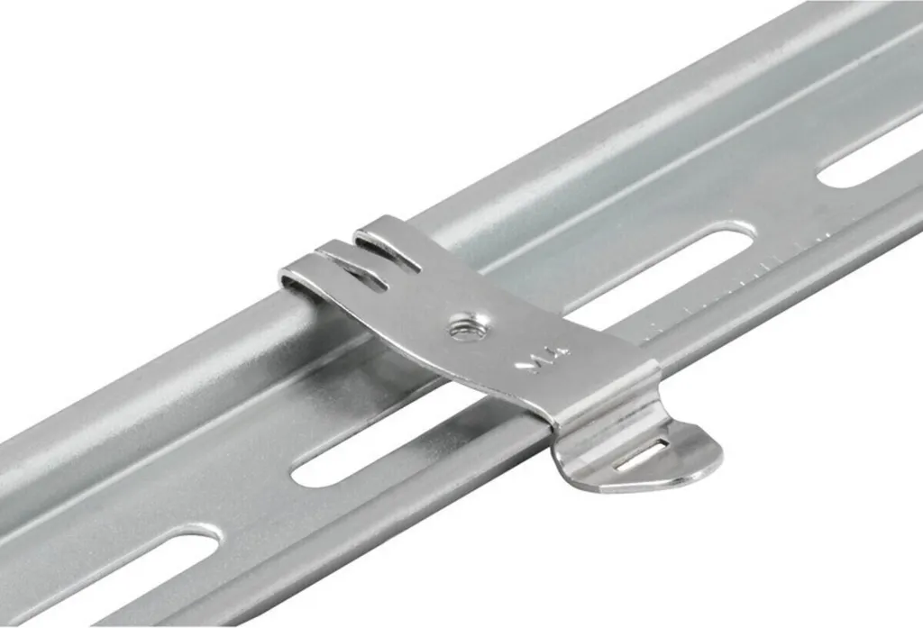 Fixation d'équipements sur rail DIN avec le pied de montage FM 4