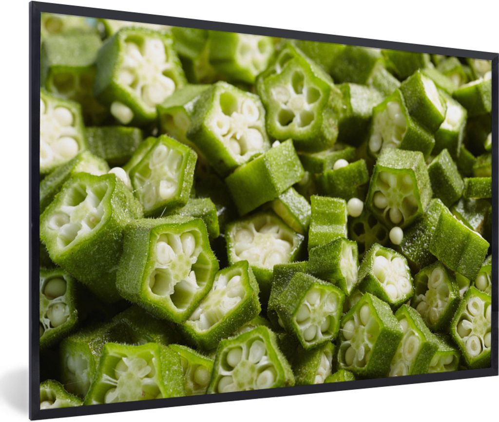 MuchoWow Gerahmtes Poster Stücke roher und frischer Okra auf einem Haufen 30x20 cm - Poster mit Schwarzem Bilderrahmen Wandposter Rahmen Foto Bi...