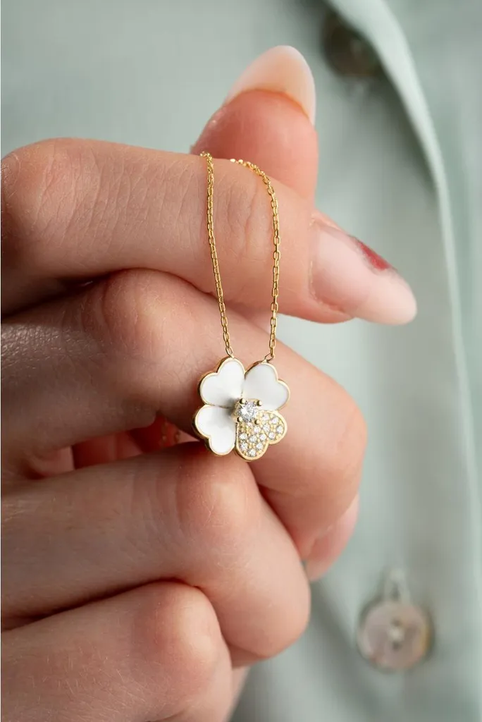 Collier trèfle en argent 925 et mail blanc avec chaîne plaquée or 18k