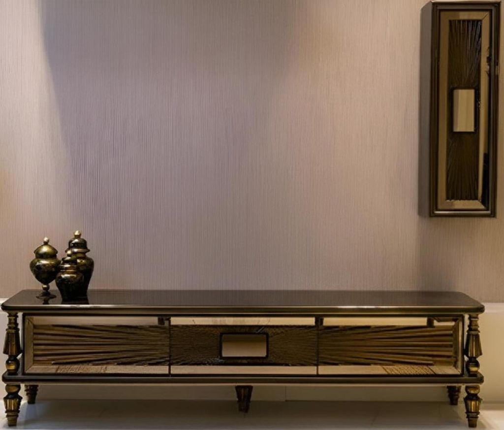 s TV-Sideboard mit glänzender Oberfläche und goldenen Akzenten