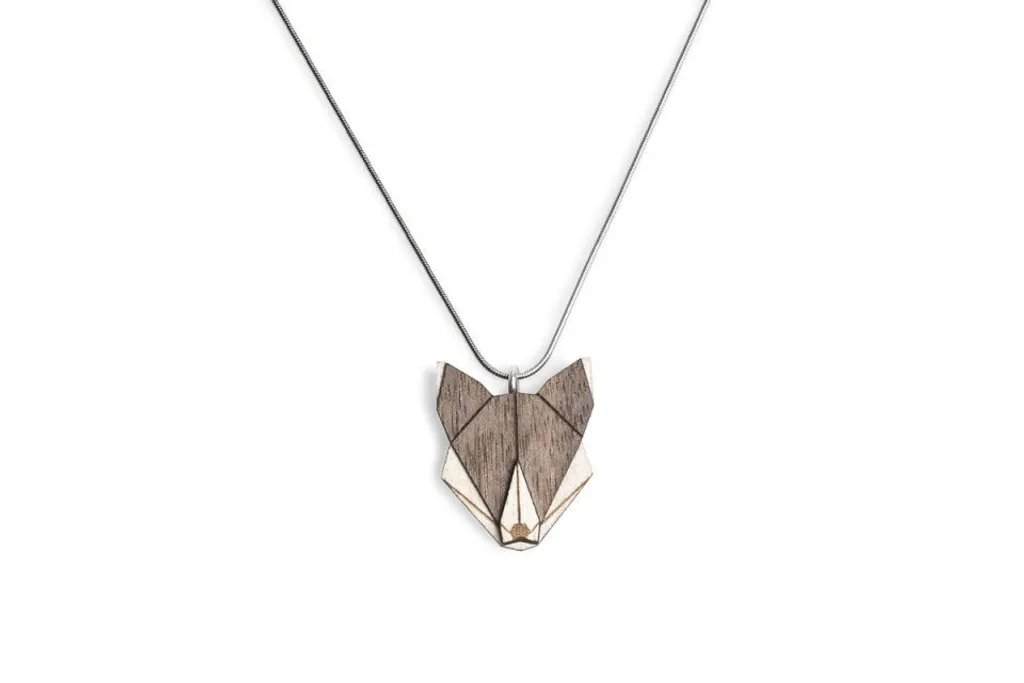 Pendentif Femme Loup BeWooden en Bois Naturel - Bijou Artisanal Unique