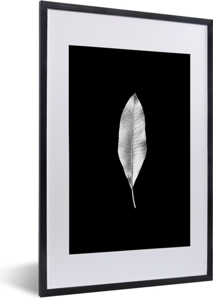 MuchoWow® Gerahmtes Poster Längliches Blatt auf schwarzem Produktbild 
