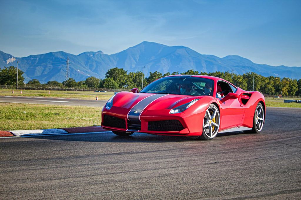 Jochen Schweizer Rennstreckentraining Ferrari 488 GTB (5-6 Rdn.); Erlebnis verschenken oder selbst erleben; Gutschein gültig für 1 Person Gruppe...