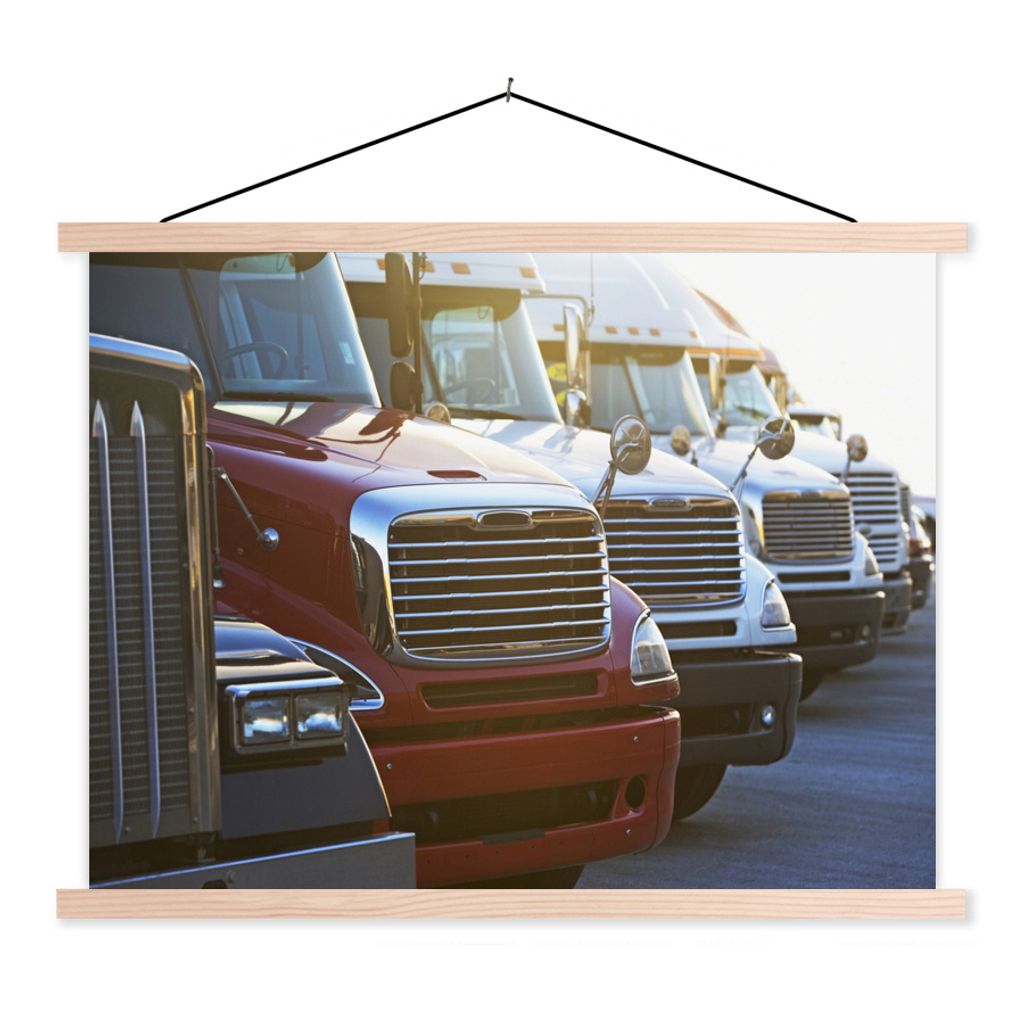 MuchoWow Textilposter Aufnahme von nebeneinander stehenden Lastwagen 120x90 cm mit holzfarbenen Rahmen - Magnetisch
